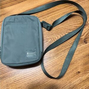 lululemon athletica small women’s crossbody